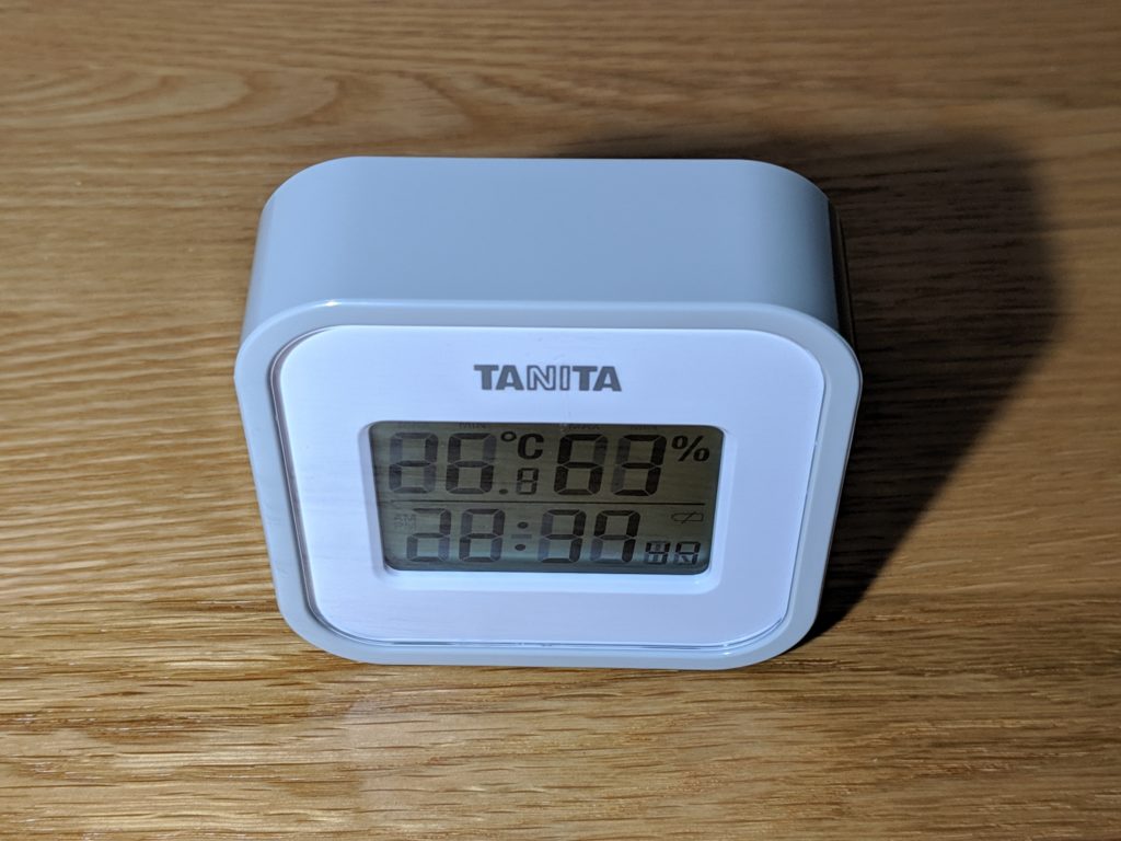 タニタ 温湿度計 デジタル グレー TT-558 GY 斜め上から見た様子
