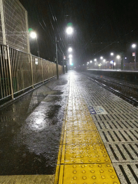 駅のホームで撮影した雷雨の様子