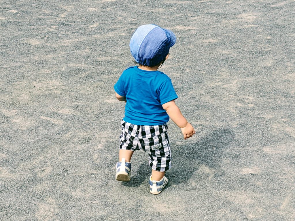 公園で歩き回る1歳児