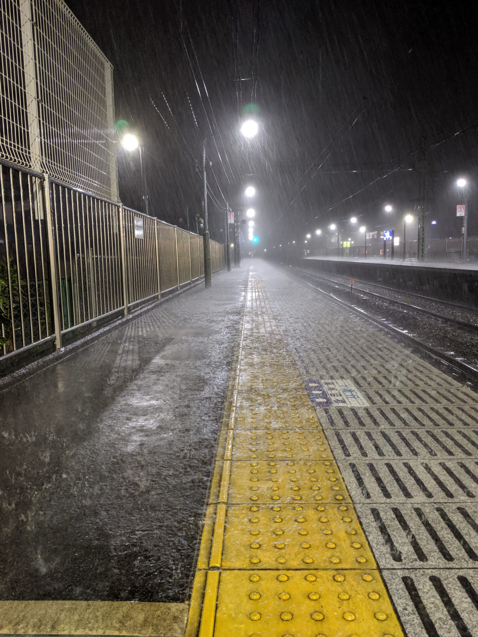 駅のホームから見た大雨の様子