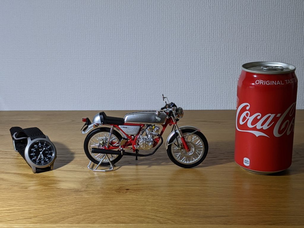 アオシマ ホンダ ドリーム50 と コカ・コーラ350ml缶 と セイコー5の腕時計
