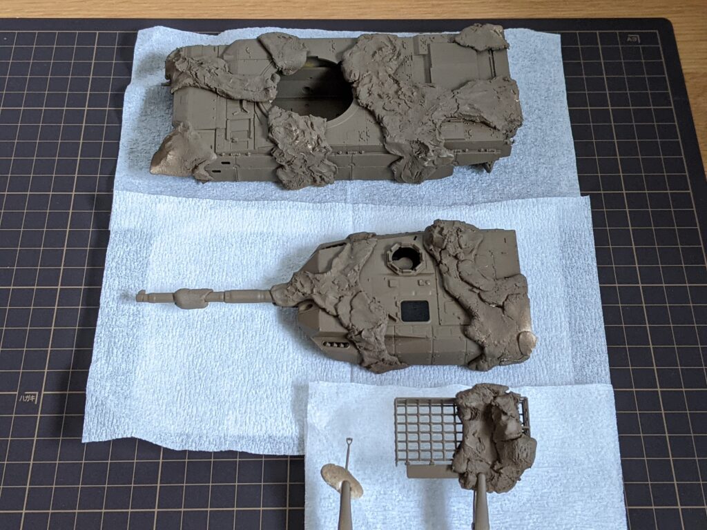 タミヤ 1/48 陸上自衛隊 10式戦車 を紙粘土でマスキングして茶色で塗装