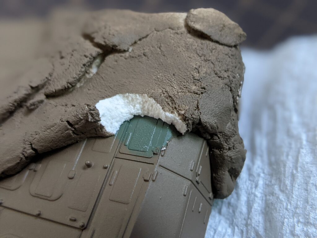 マスキングしたタミヤ 1/48 陸上自衛隊 10式戦車 の紙粘土を剥がす様子