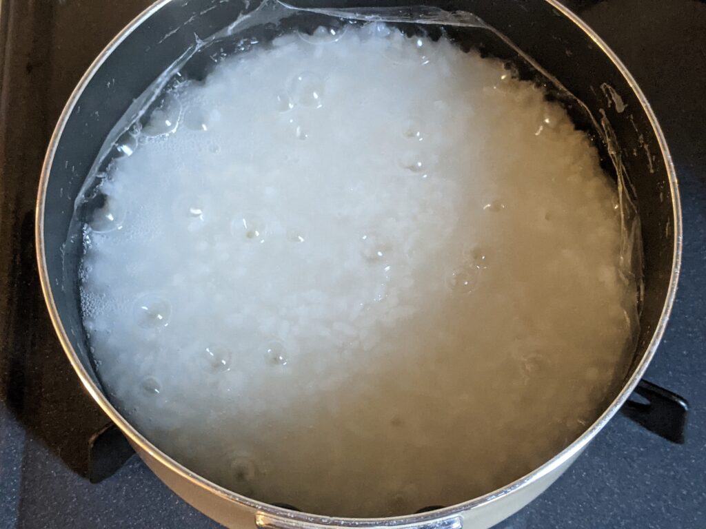 米と水を鍋で煮込む様子