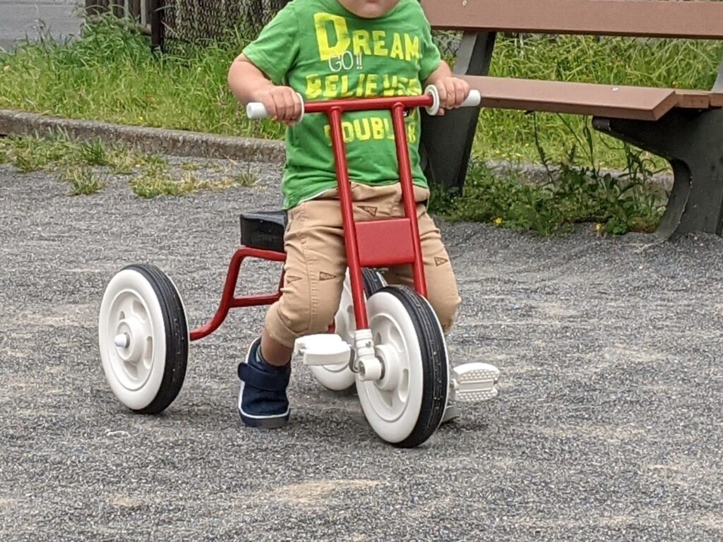 無印良品の三輪車（復刻版）に乗る（もうすぐ）2歳児