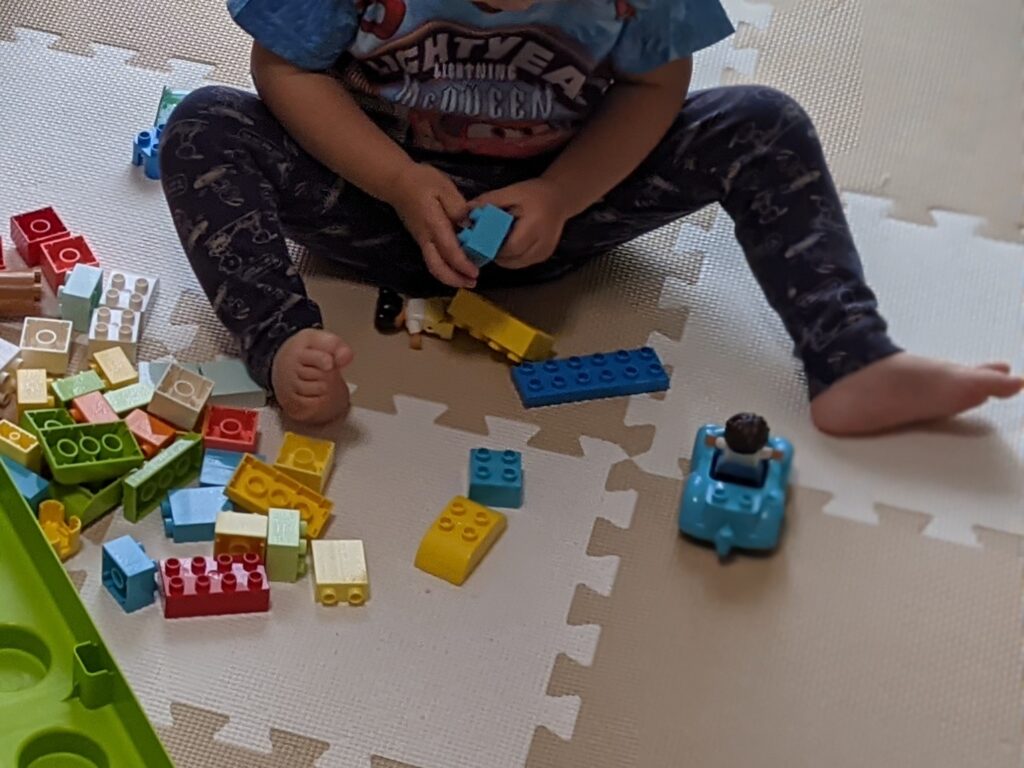 レゴ LEGO デュプロ で遊ぶ2歳児