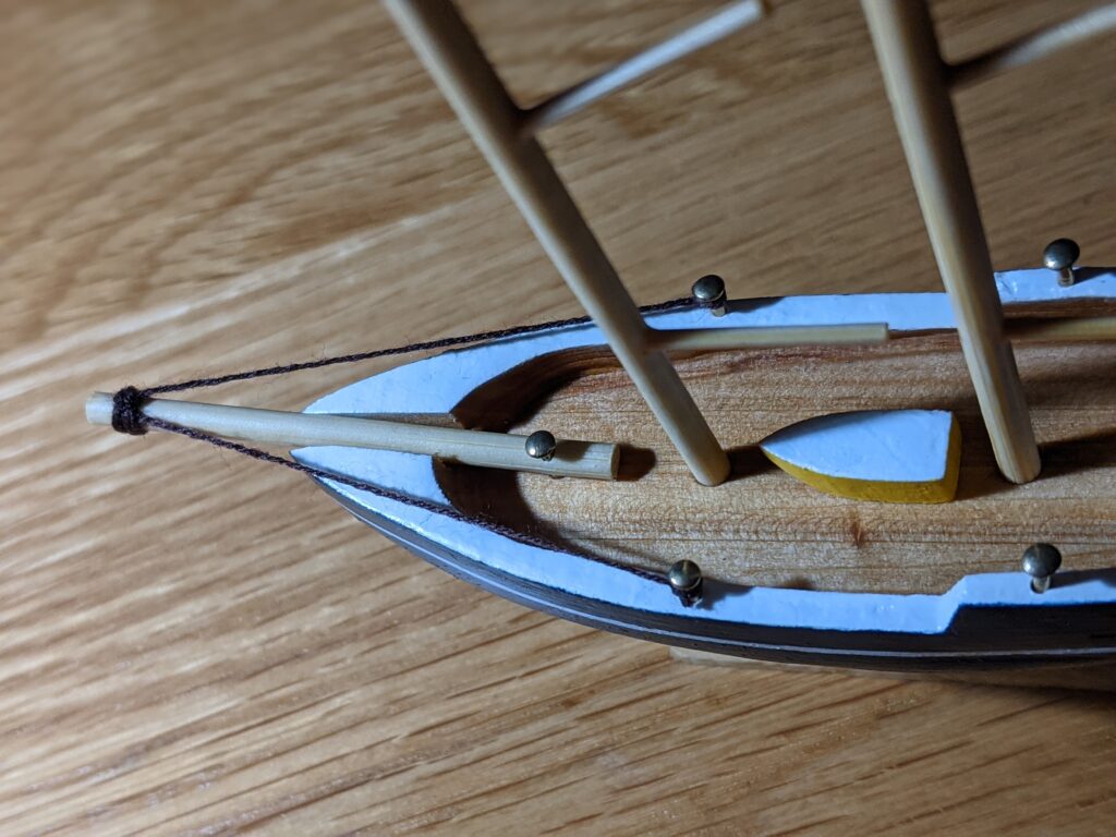 あおぞら モデルシップ 帆船模型 AOZORA ブルーノーズ ミニ Bluenose Miniの船首にロープを取り付けた様子