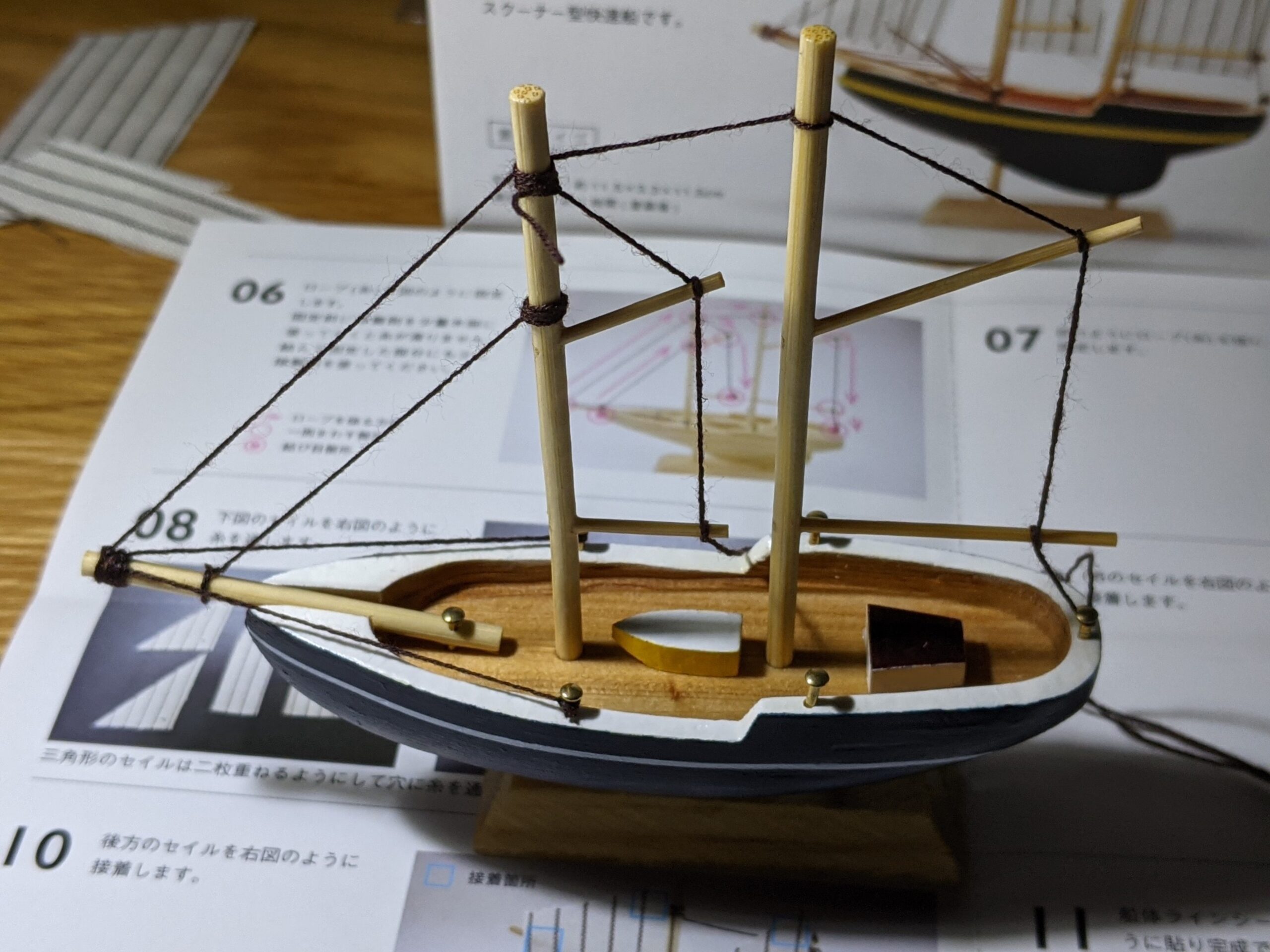 あおぞら モデルシップ 帆船模型 AOZORA ブルーノーズ ミニ Bluenose Mini のマストにロープを取り付けた様子