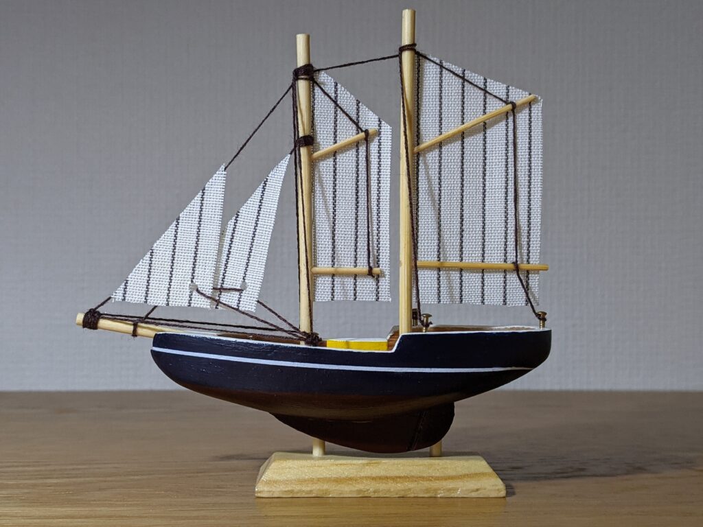 あおぞら モデルシップ 帆船模型 AOZORA ブルーノーズ ミニ Bluenose Mini に帆布を貼り付けて完成した様子