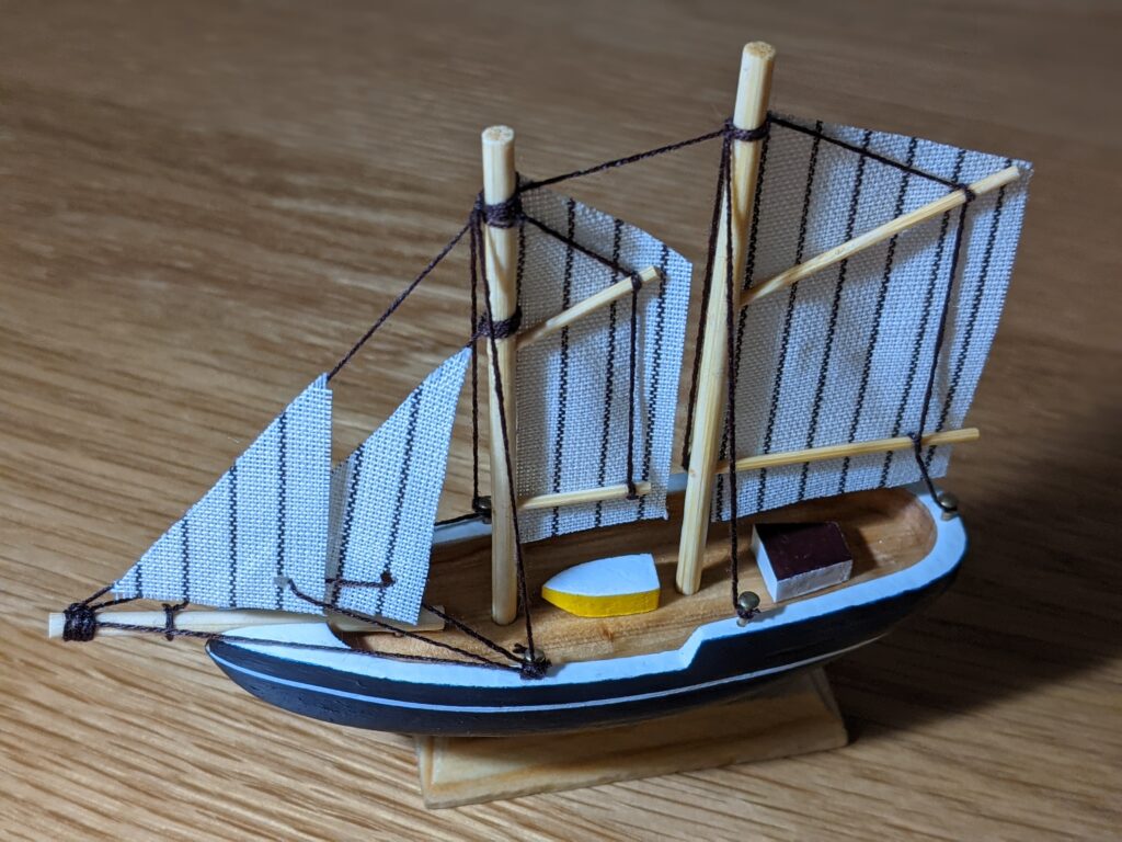 あおぞら モデルシップ 帆船模型 AOZORA ブルーノーズ ミニ Bluenose Mini の右舷をやや上部から撮影