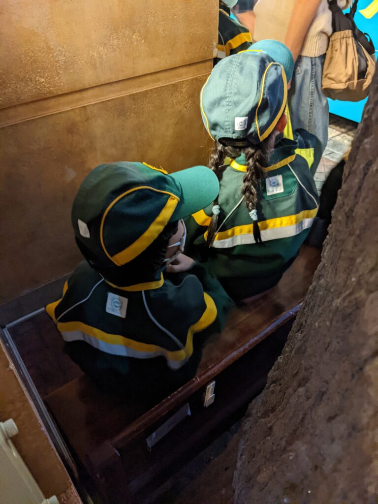 キッザニア東京でヤマト運輸の衣装を着る子供達