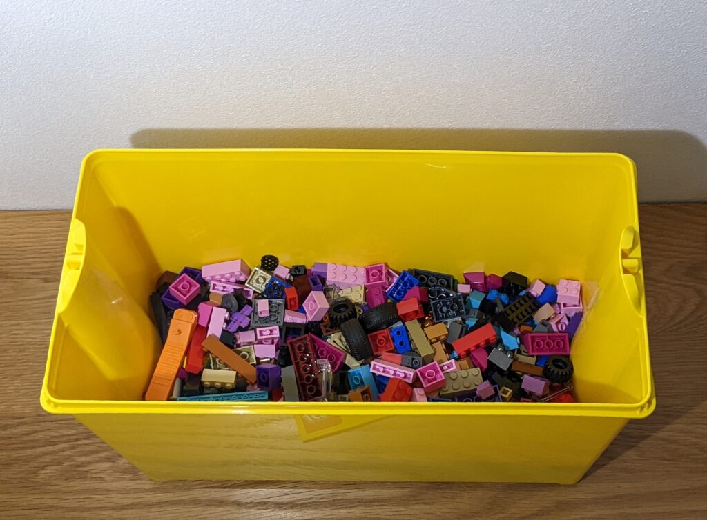 レゴ (LEGO) クラシック 黄色のアイデアボックス スペシャル 10698 に全てのパーツを入れた様子
