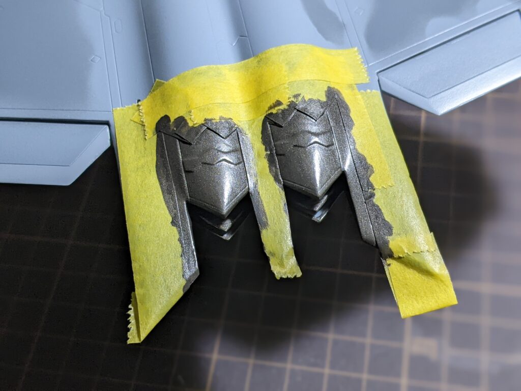 1/72 F-22 raptorのノズル部分を塗装中