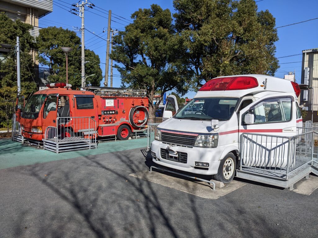 森ケ崎交通公園の消防車と救急車