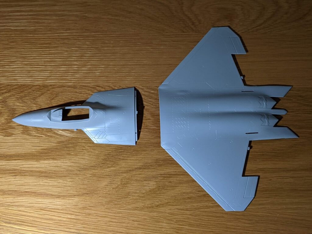 タミヤ（イタレリ） 1/72 F-22 ラプターの本体上部