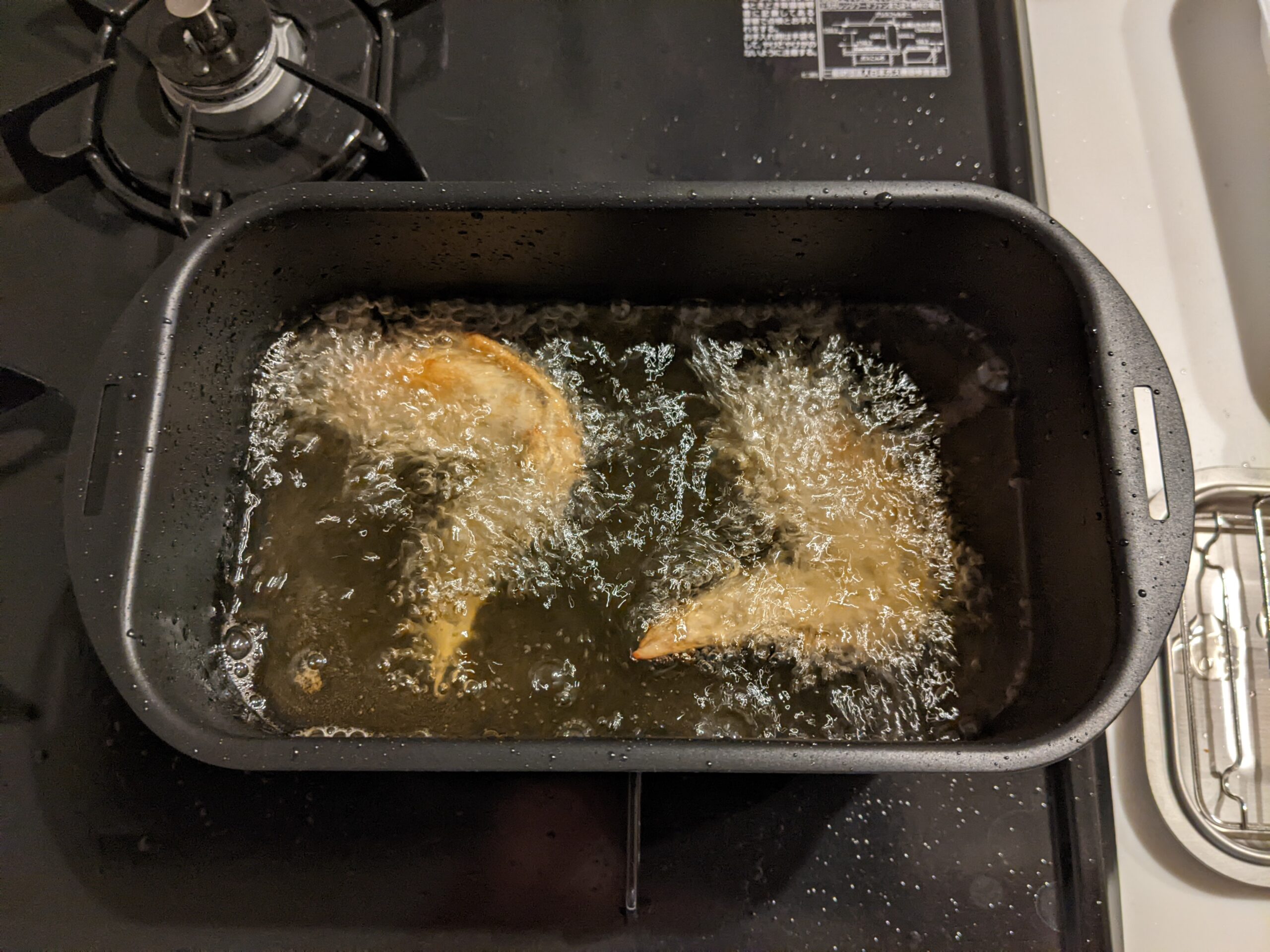 ニトリのコンパクト天ぷら鍋で手羽先を揚げる様子