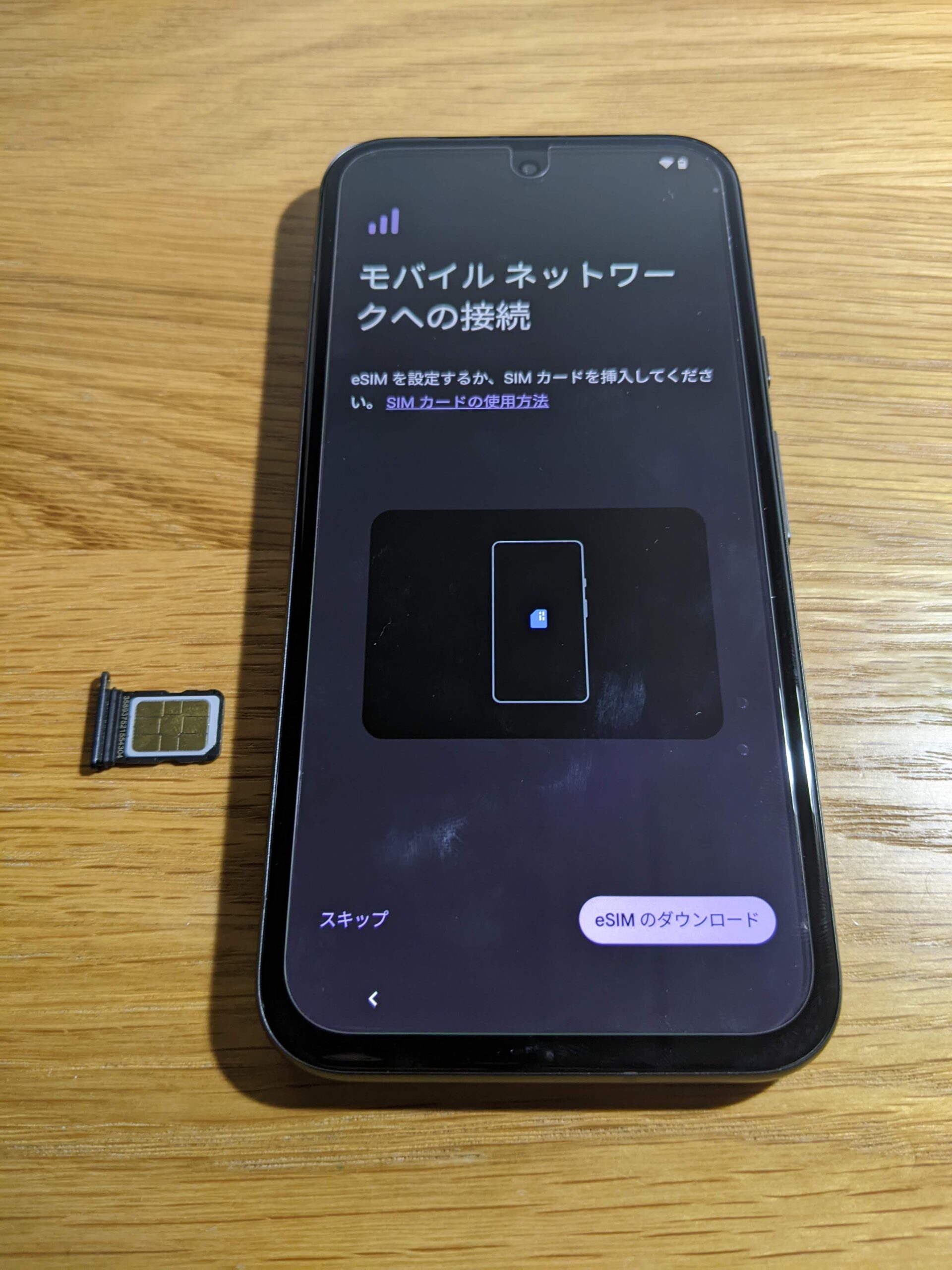 Google Pixel 8a にナノsimを挿し込む様子