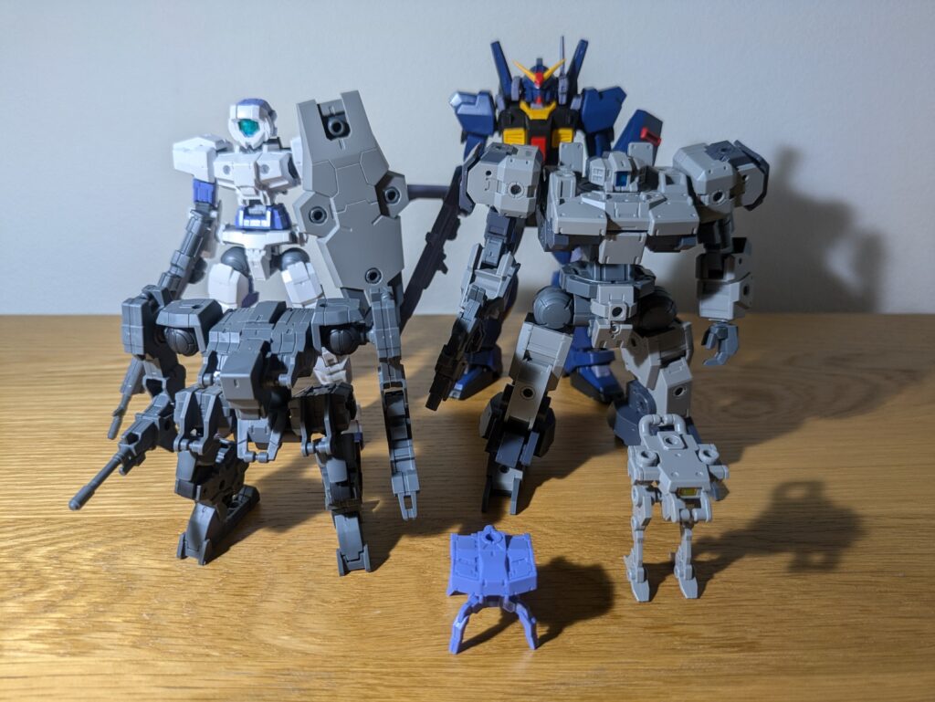 1/144の30MMのロボットとガンダムMk2