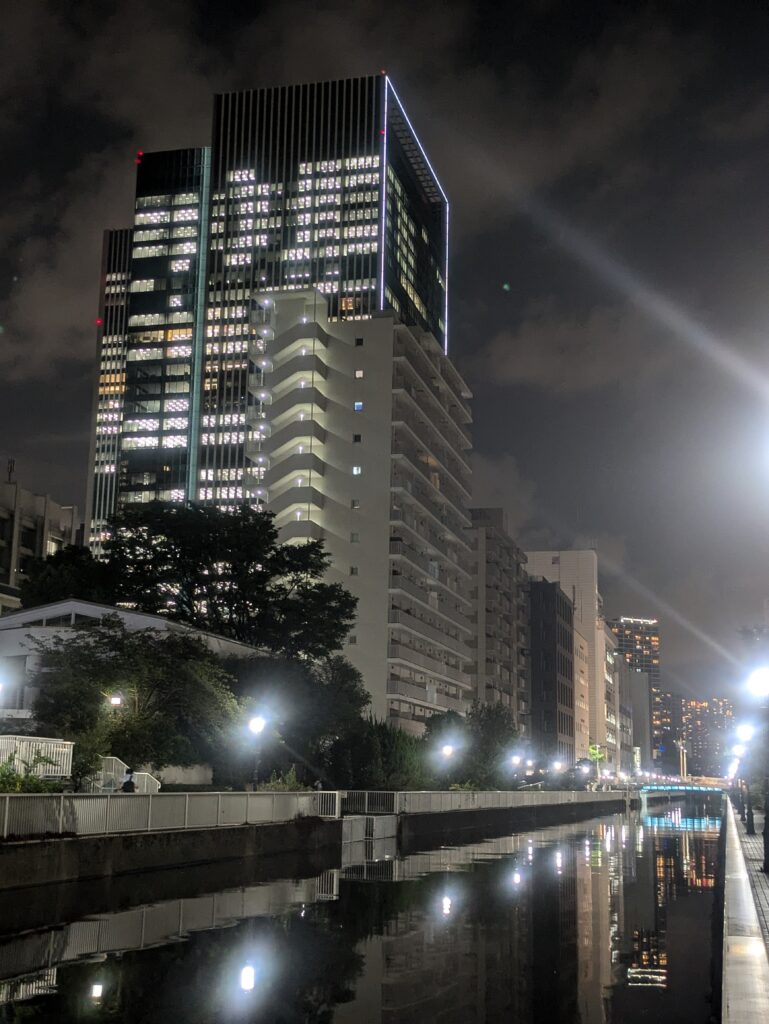 港区新芝橋を望む