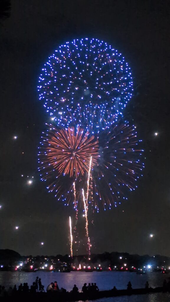 青い打ち上げ花火