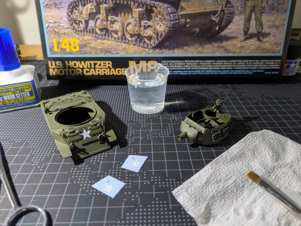 タミヤ 1/48 アメリカ M8 自走榴弾砲のデカールを貼る様子