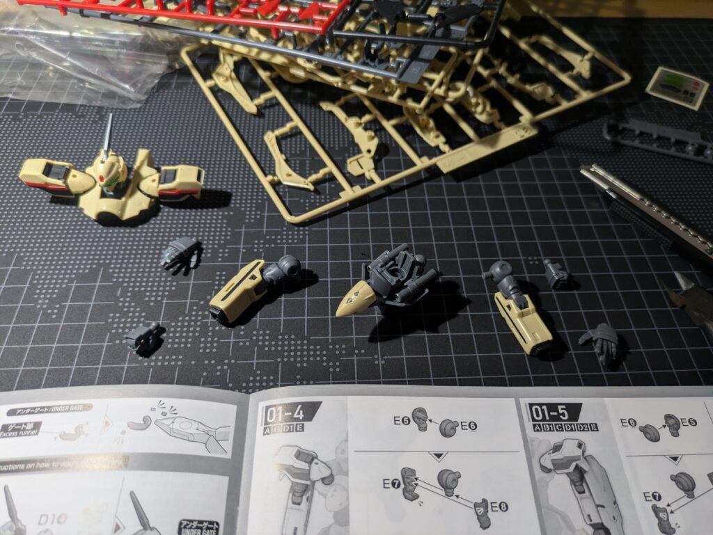 胸部を組み立て中のHG 1/100 YF-19