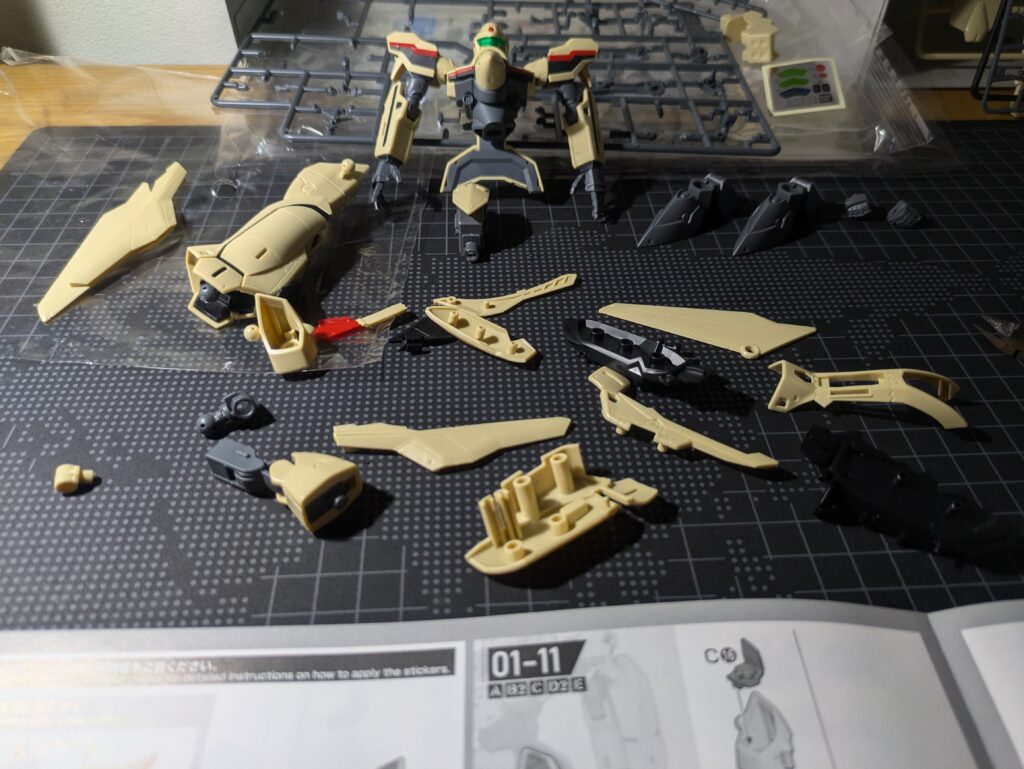 脚部を組み立て中のHG 1/100 YF-19