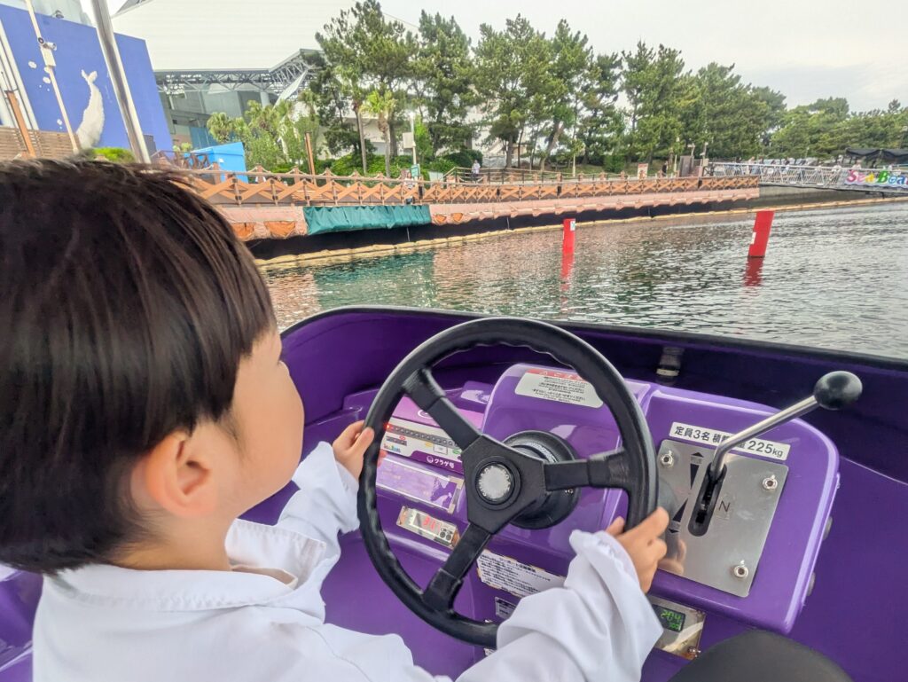 シーボートを運転する6歳児