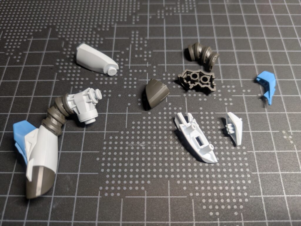 HG ジークアクスのバックパックの部品