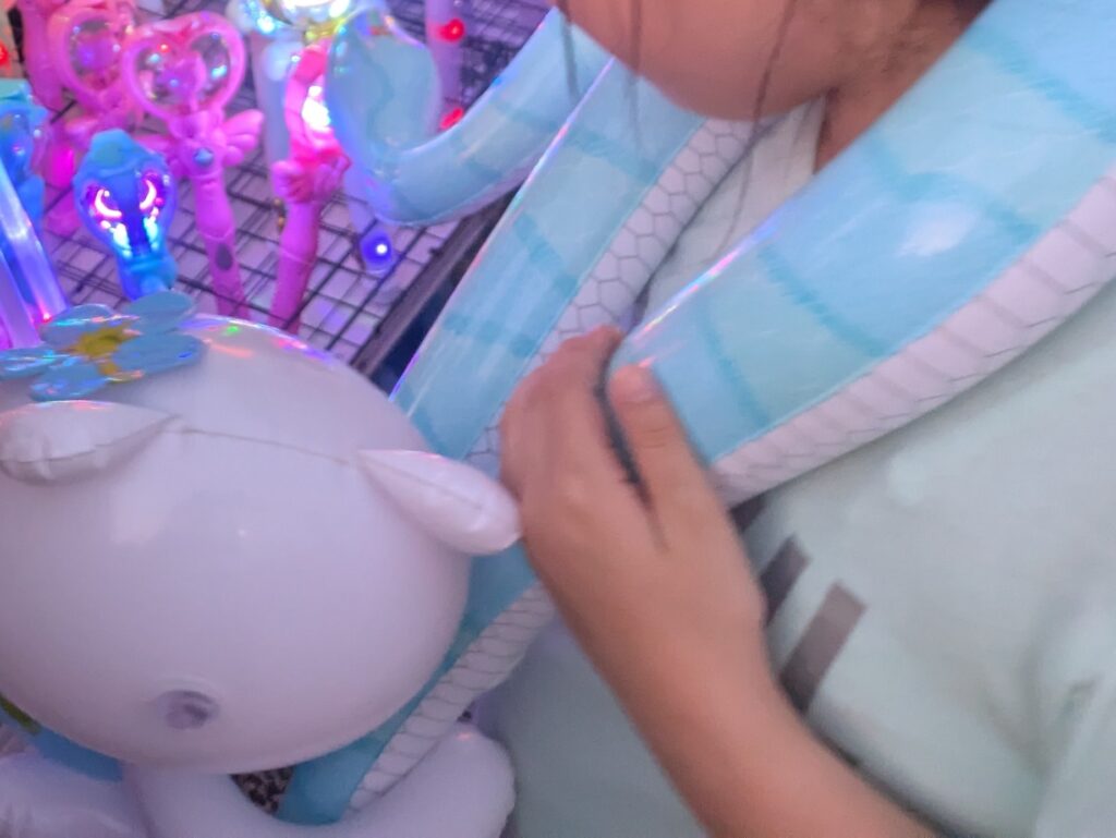 首に巻いたバルーン