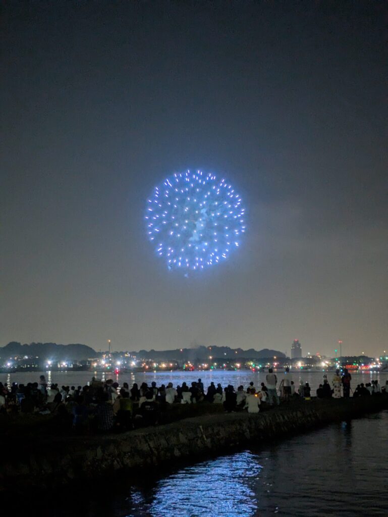 青い打ち上げ花火