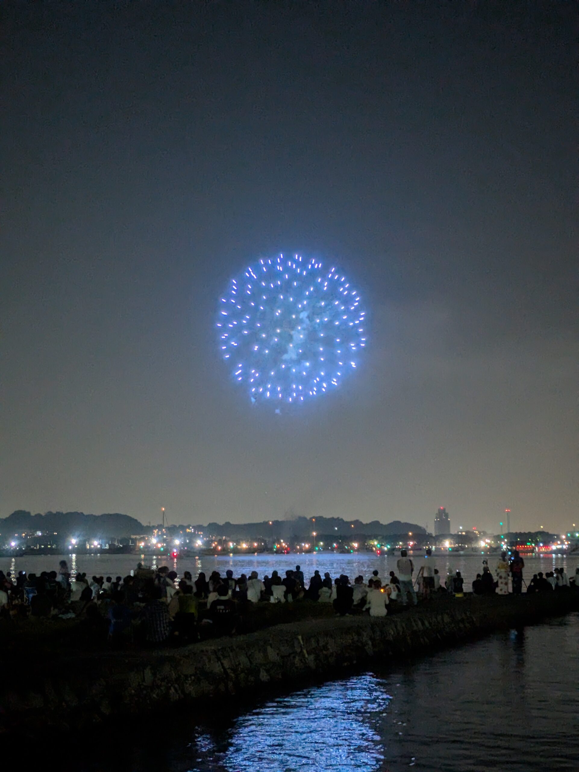 青い打ち上げ花火