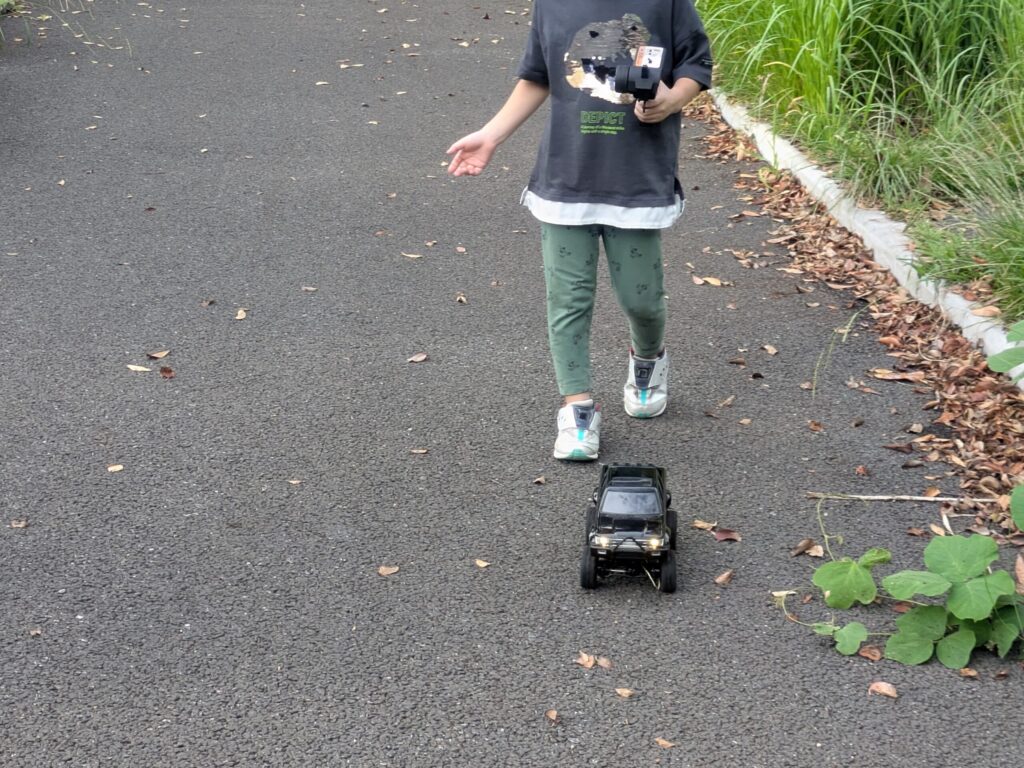 ラジコンカーで遊ぶ6歳児
