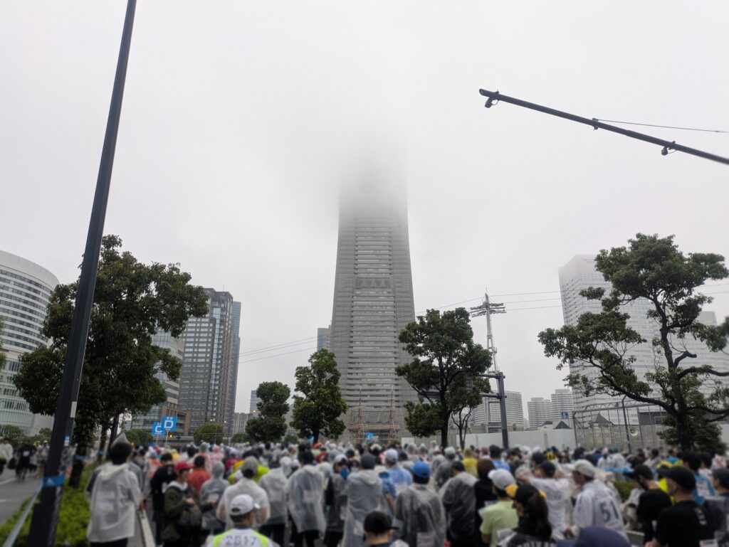 横浜マラソン2025のスタート待ち