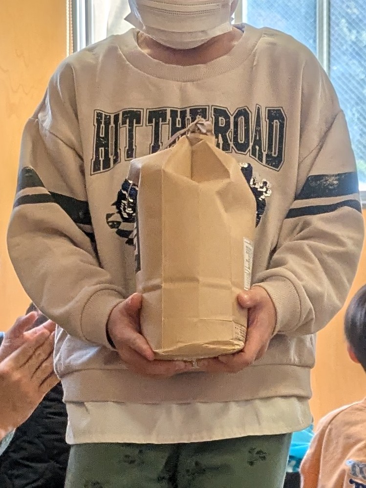 米2kgを持つ6歳児