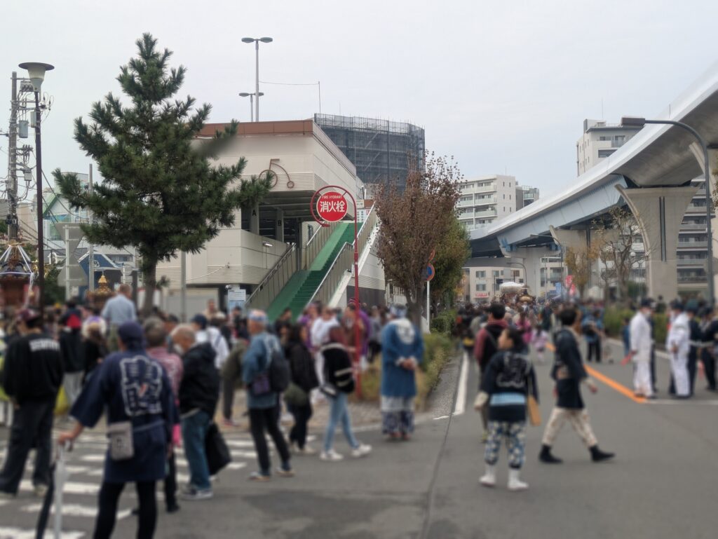 お神輿パレードで規制中の道路