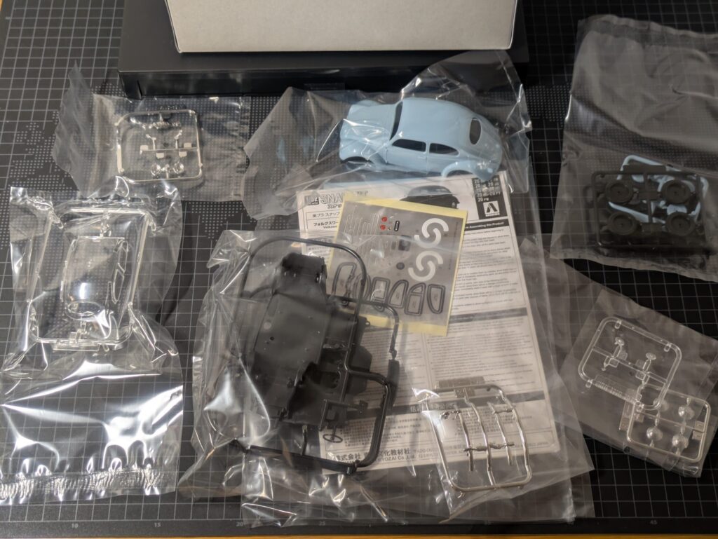 AOSHIMA 楽プラ フォルクスワーゲン ビートル ホライゾンブルーの中身