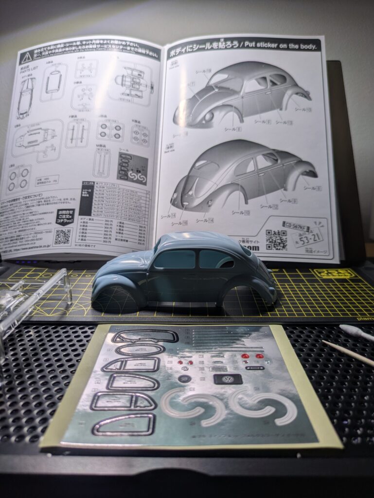 AOSHIMA 楽プラ フォルクスワーゲン ビートル ホライゾンブルーにシールを貼る様子