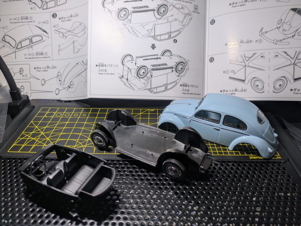 AOSHIMA 楽プラ フォルクスワーゲン ビートル ホライゾンブルーを組み立てている様子
