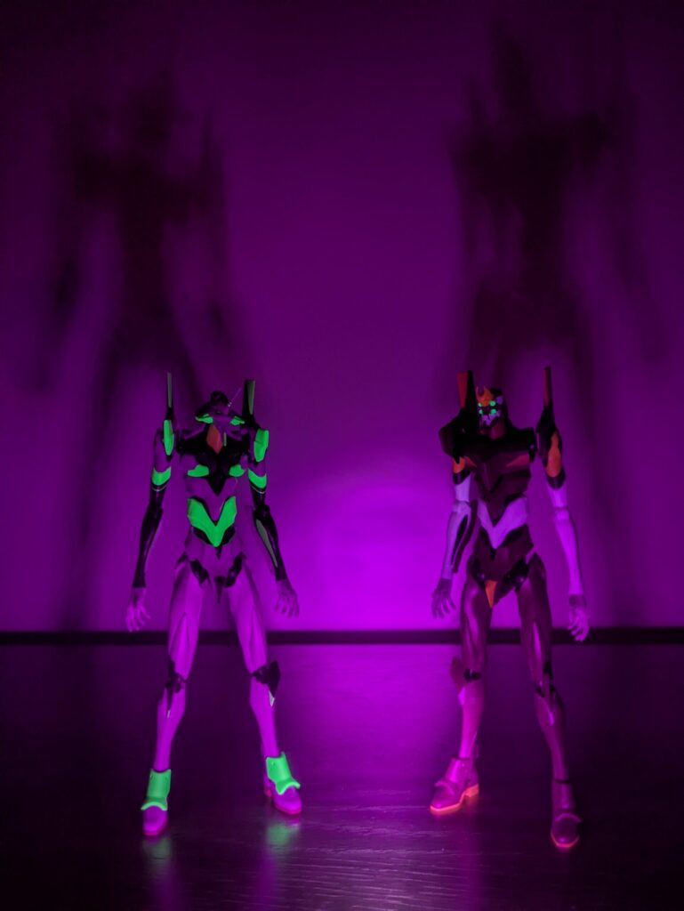 ブラックライトで照らしたMODEROID エヴァンゲリオン初号機と2号機