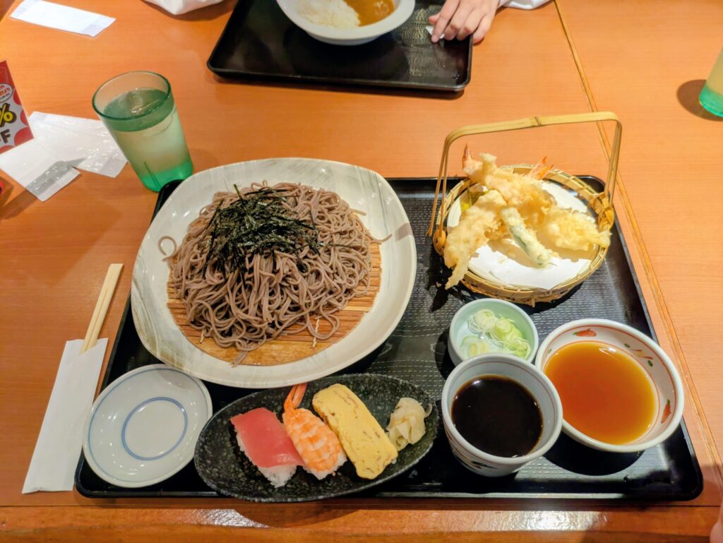和食さとの大海老天ざるそばとセットお寿司