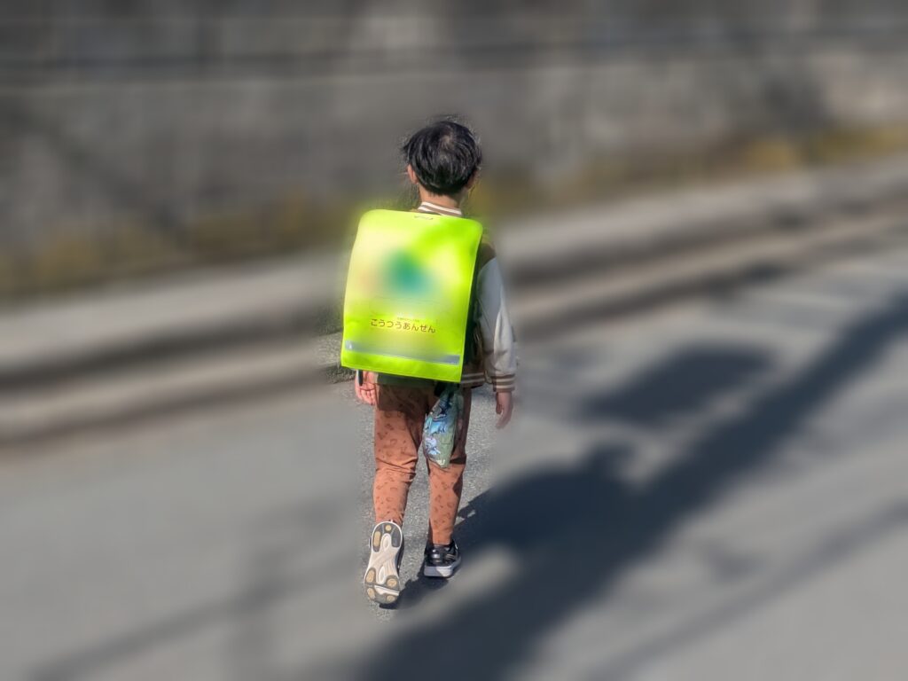 ランドセルを背負って登校する小学一年生