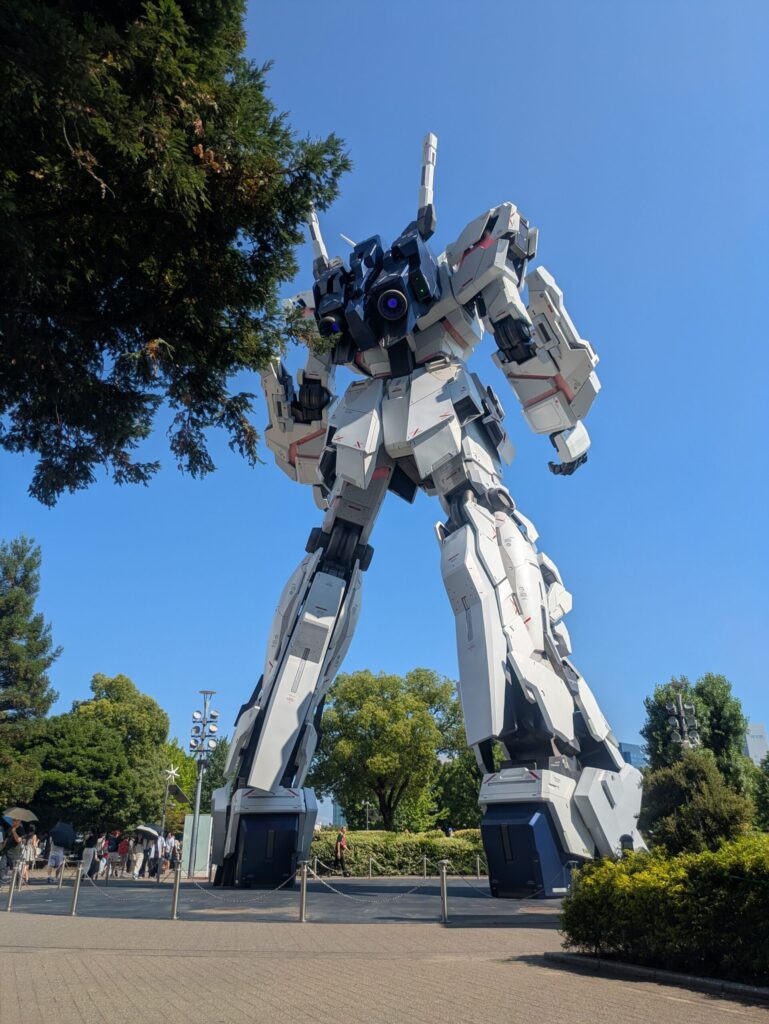 東京ダイバーシティのユニコーンガンダム立像の後ろ姿