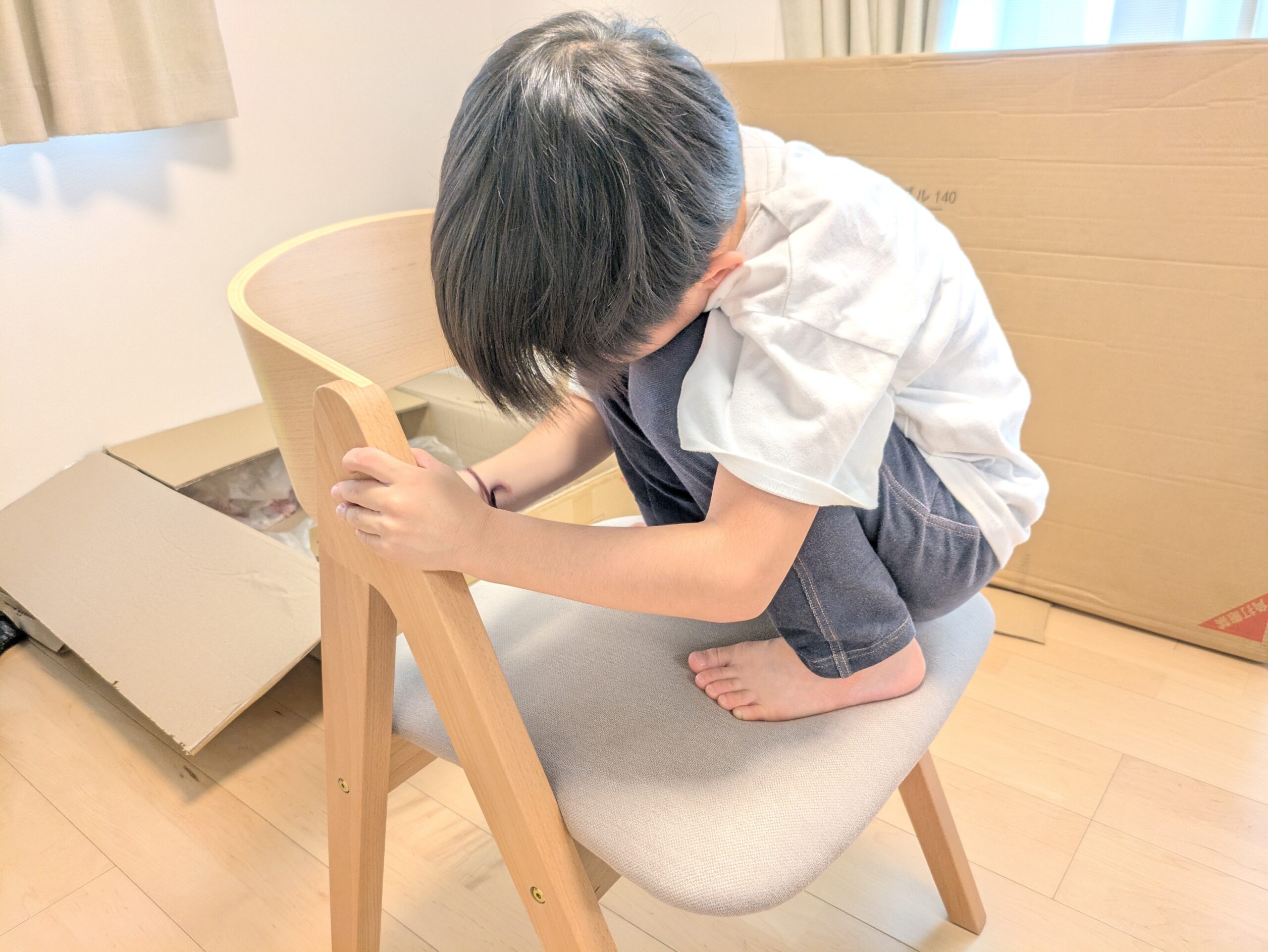 椅子を組み立てる7歳児