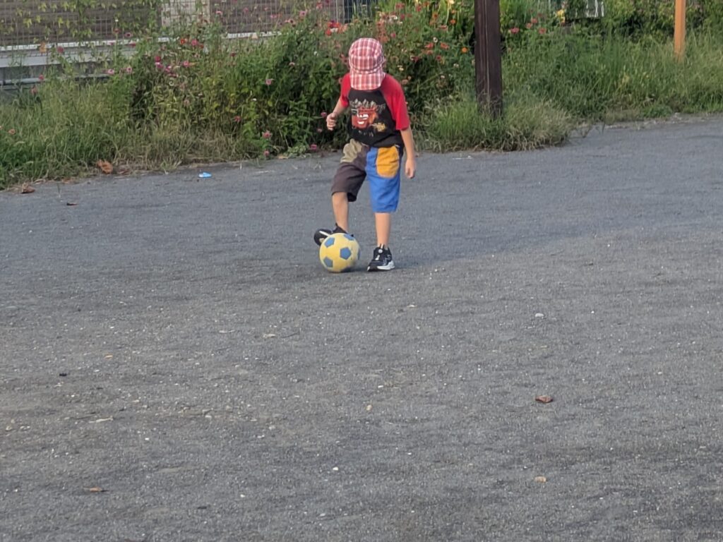 公園で遊ぶ7歳児