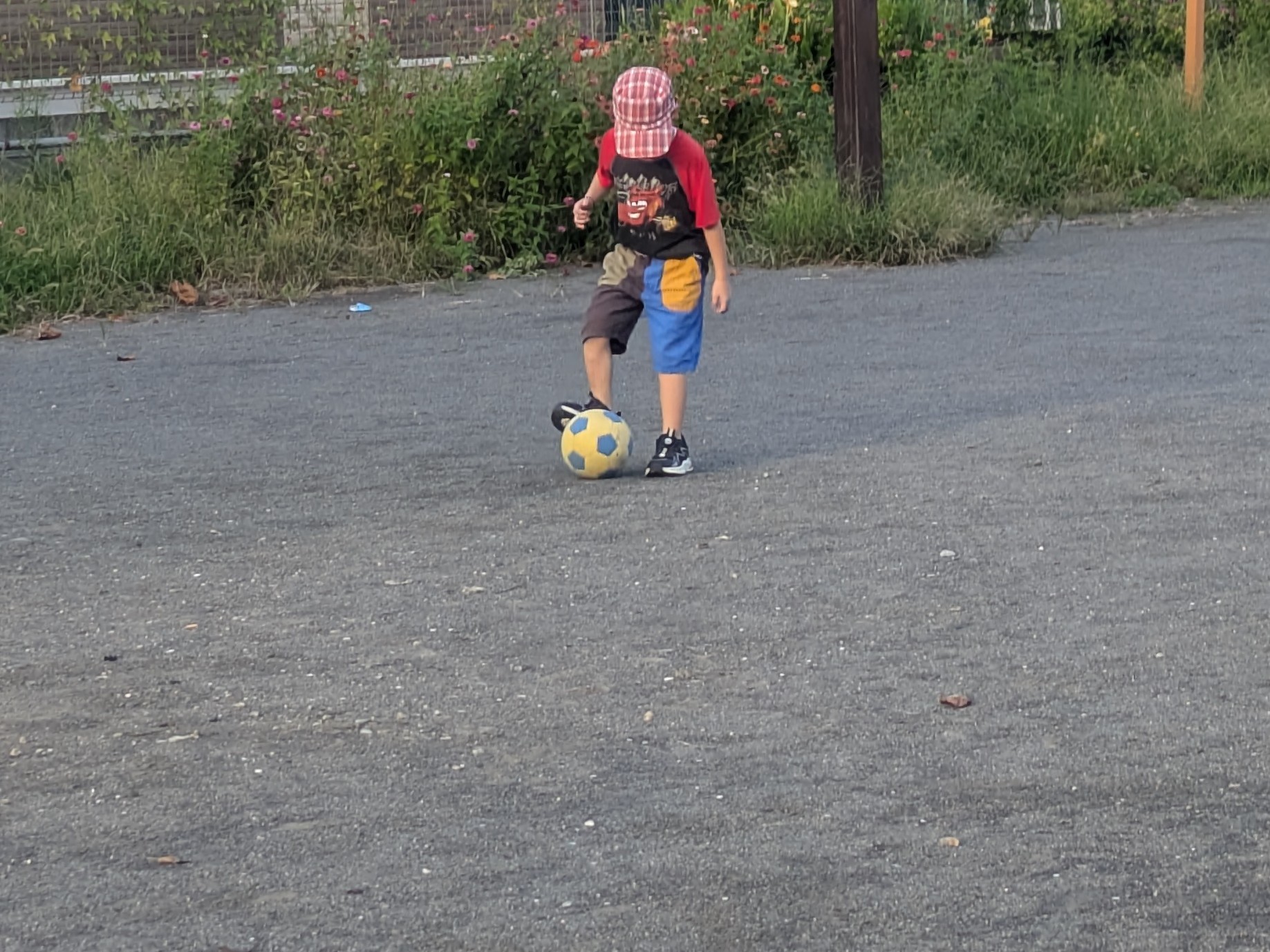 公園で遊ぶ7歳児
